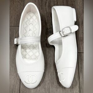 CHANEL CC LOGO WHITE LEATHER MARYJANE BALLET FLATS SHOES SILVER BUCKLE 39.5C